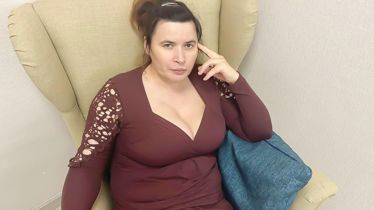 Webcam chat profile for IziTitts: Kissing