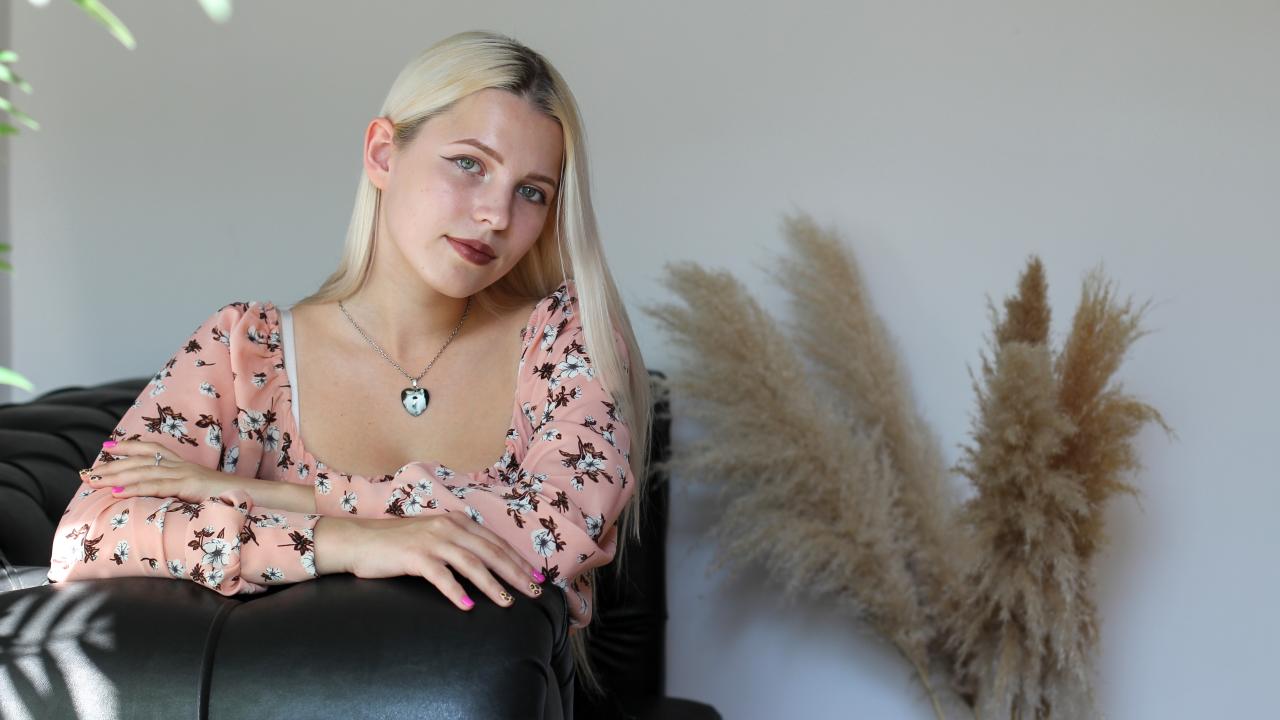 Webcam chat profile for AliceArmstrong: Legs, feet & shoes