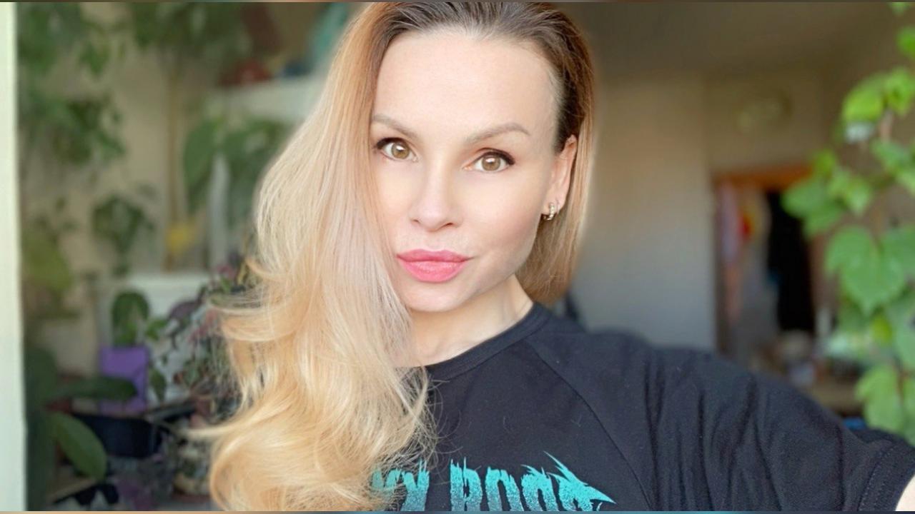 Webcam chat profile for MelindaMills: Kissing