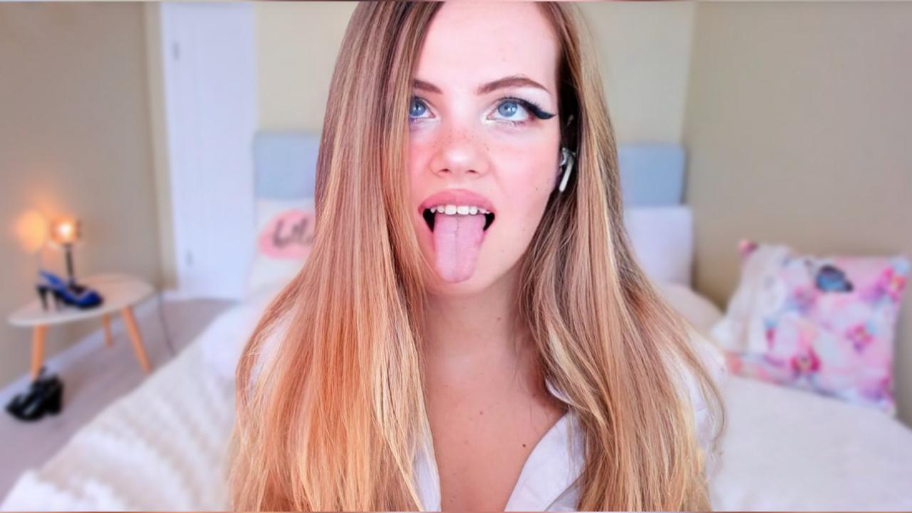 Webcam chat profile for EllieCutie: Kissing
