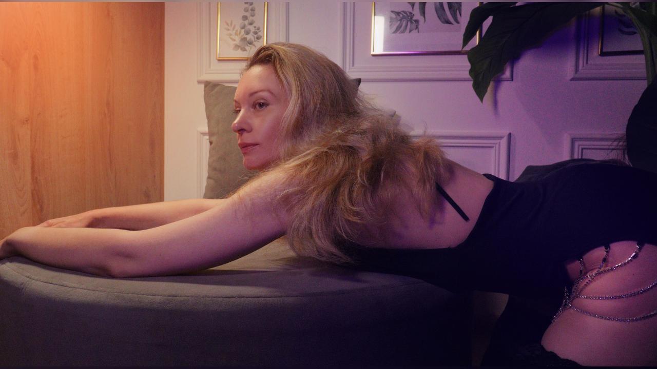 Webcam chat profile for NancyGrace: Legs, feet & shoes