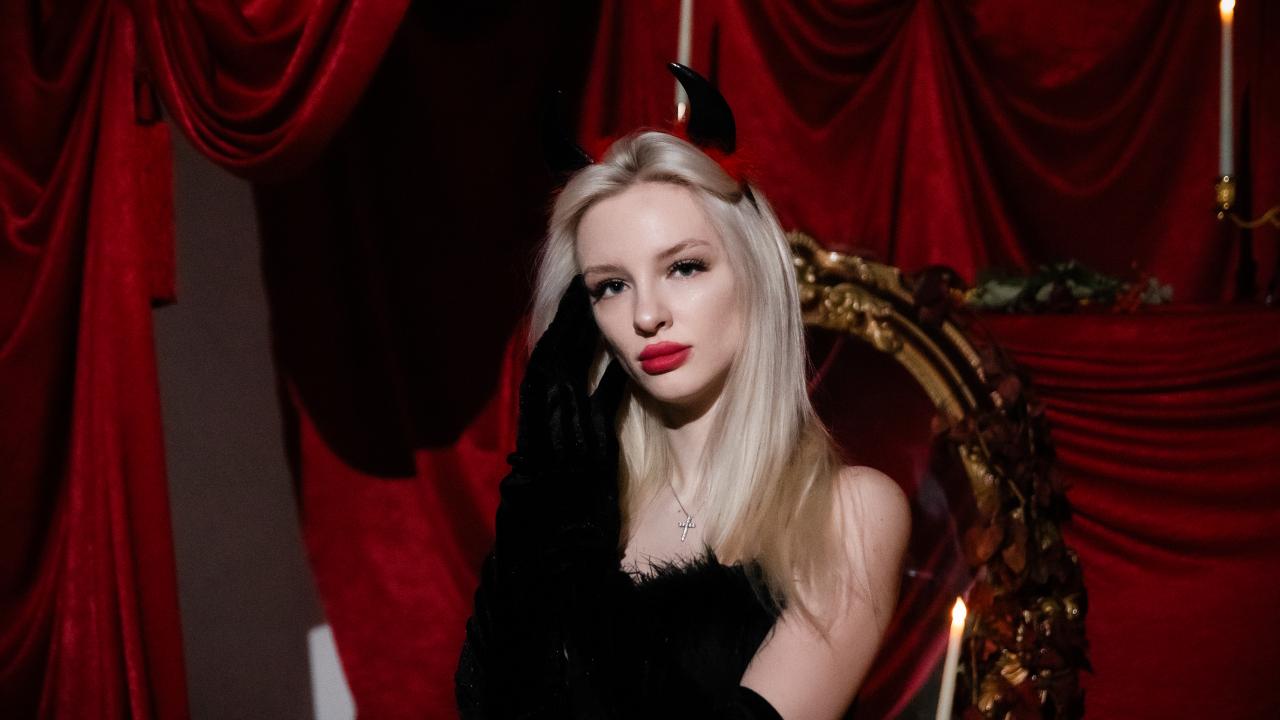 Webcam chat profile for AlexSwetty: Legs, feet & shoes