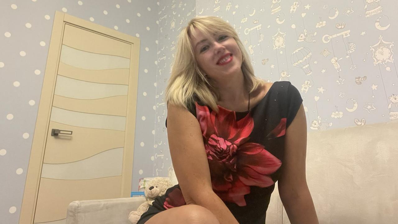Webcam chat profile for MyAngelShy: Legs, feet & shoes