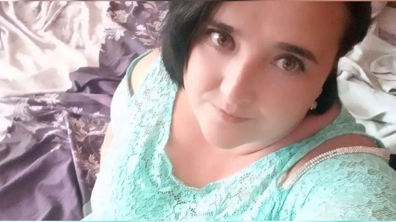 Webcam chat profile for LessiSexy1: Nipple play