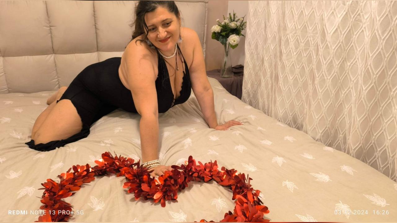 Webcam chat profile for SophiaBliss: Nipple play