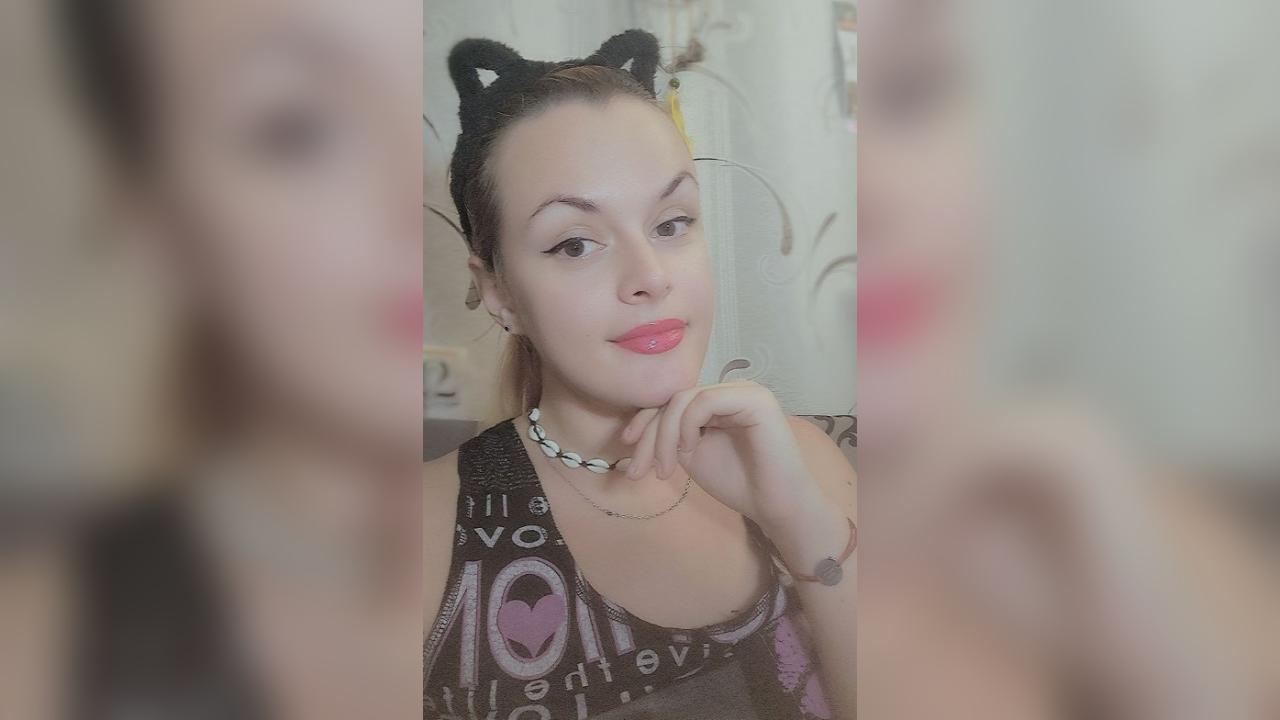 Webcam chat profile for KiraLife23: Exhibition
