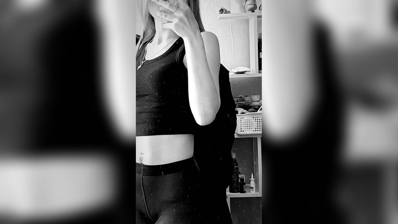 Webcam chat profile for AliseFever: Legs, feet & shoes