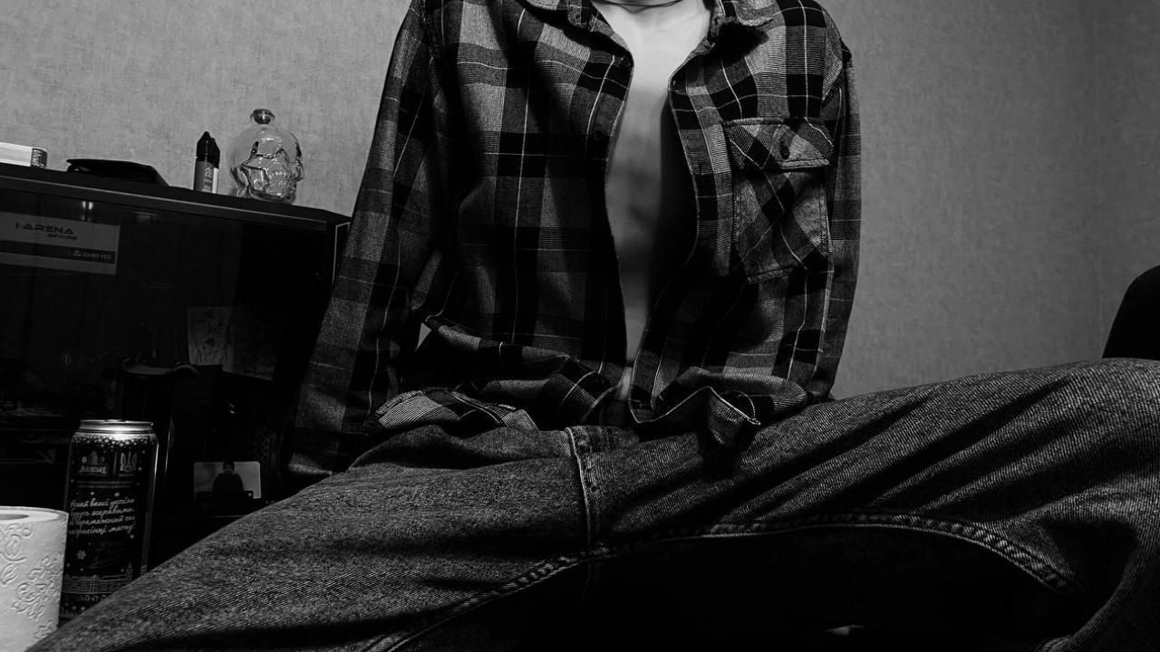 Webcam chat profile for SEXYMOON: Kissing