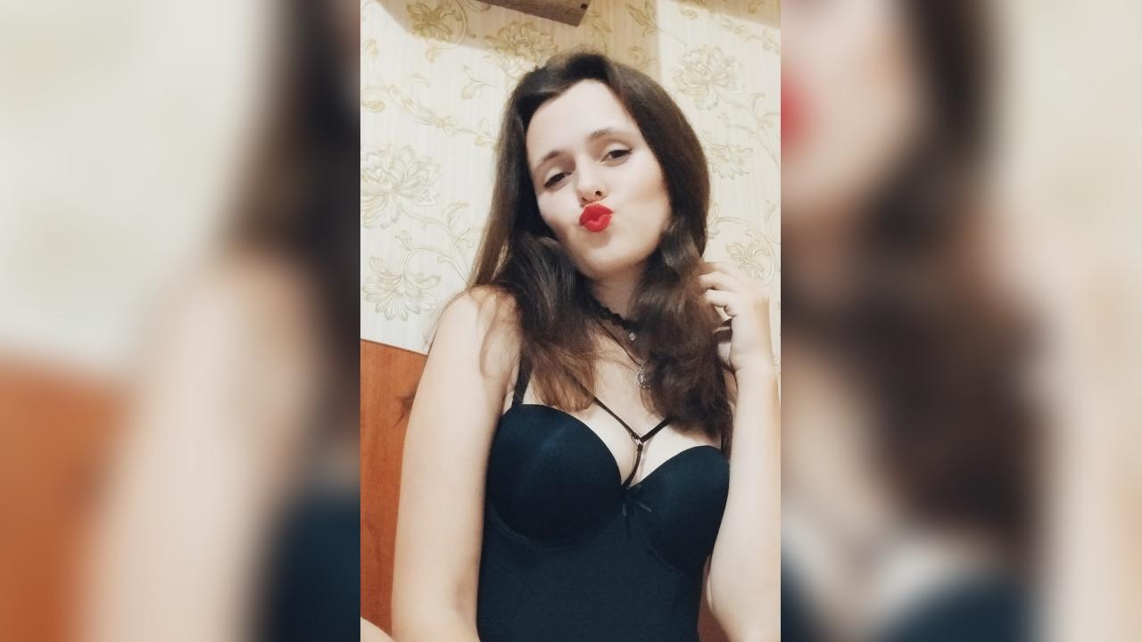 Webcam chat profile for MelodyDi: Outfits