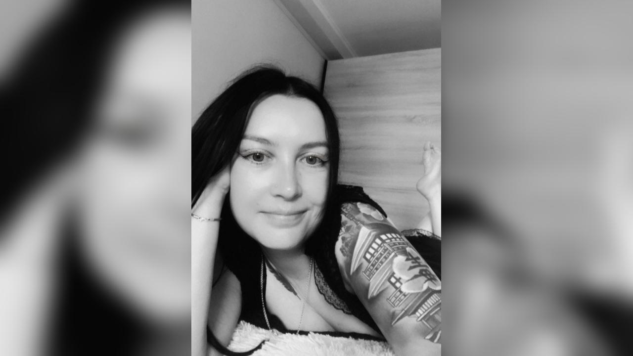 Webcam chat profile for LadyAria: Nails