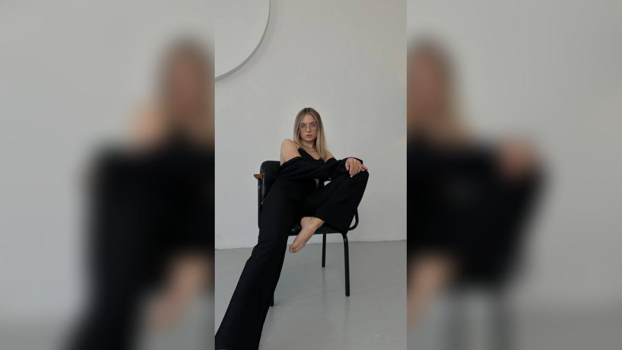 Webcam chat profile for HotChocolatte: Legs, feet & shoes