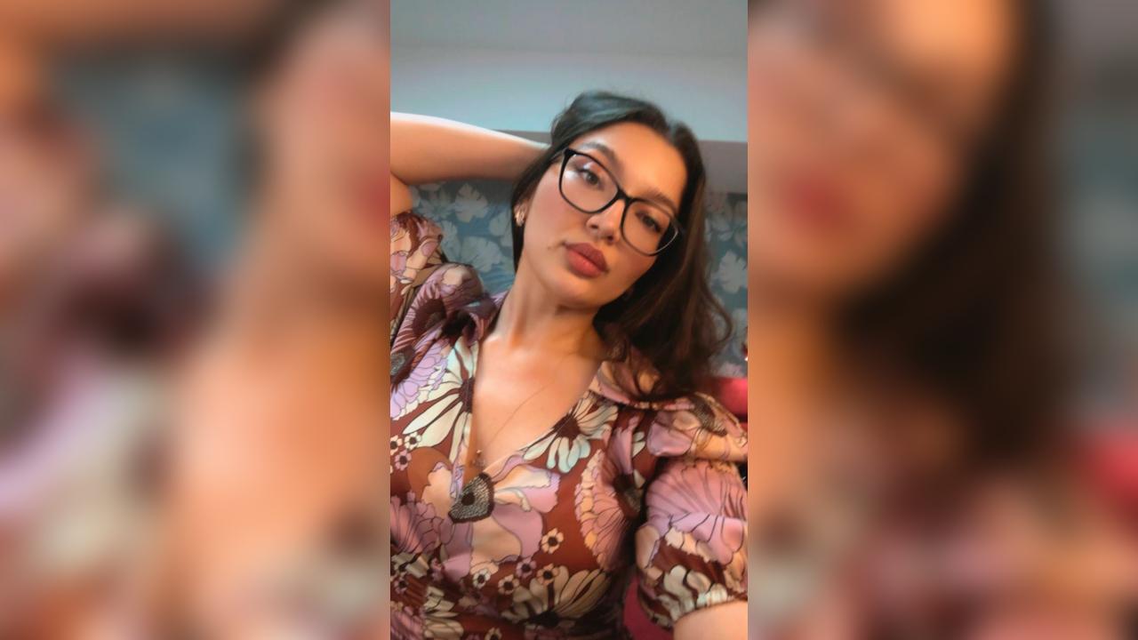 Webcam chat profile for ZarifaBev: Legs, feet & shoes