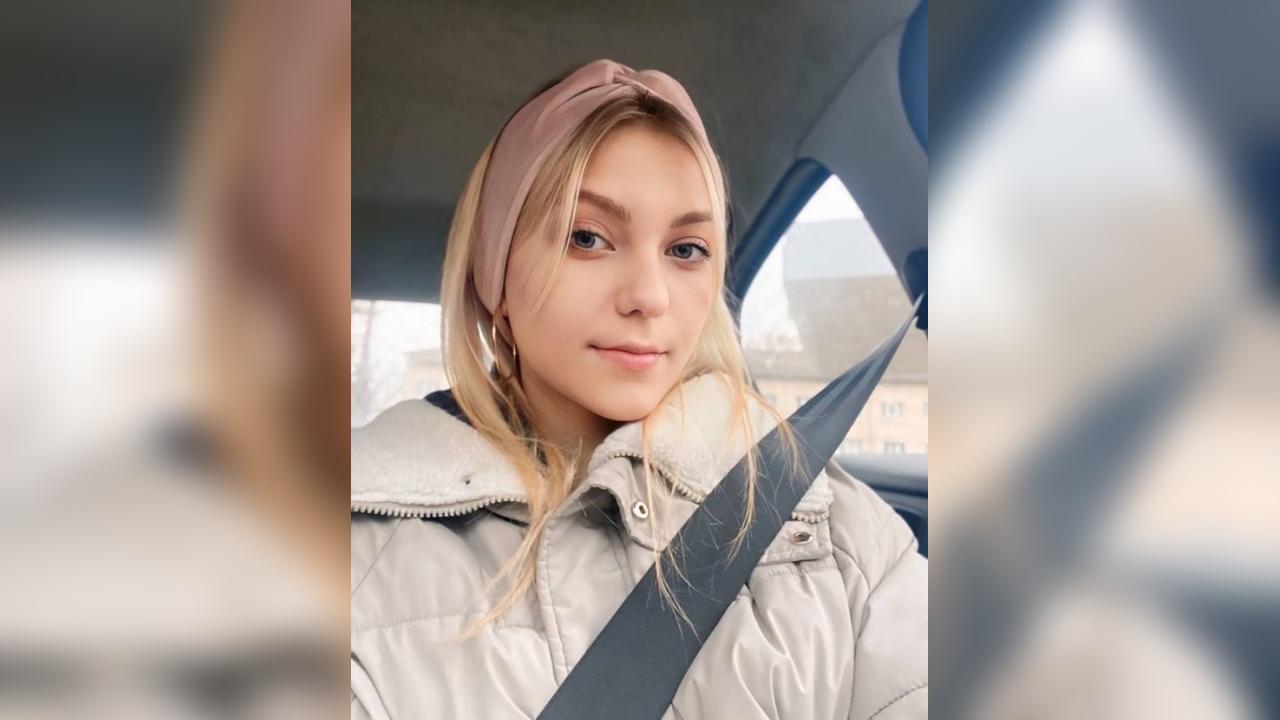 Webcam chat profile for BlondieBabe: Exercise