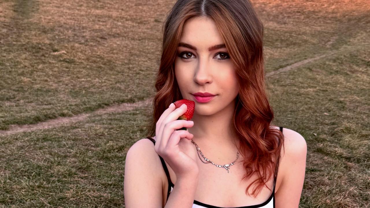 Webcam chat profile for Emiliana: Masturbation