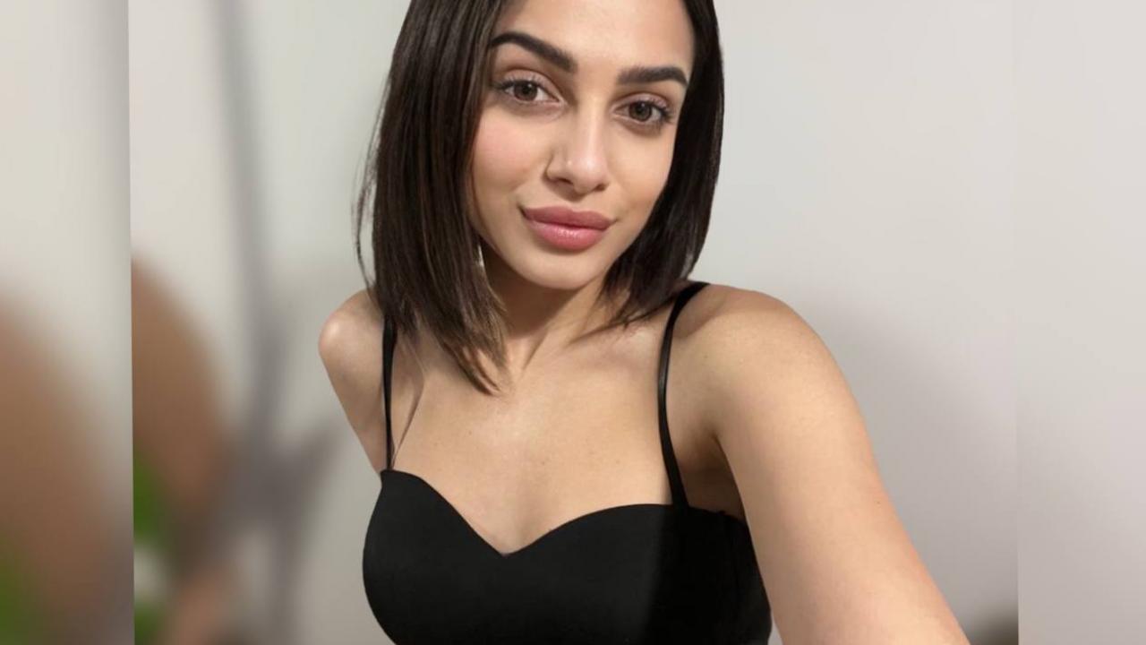 Webcam chat profile for ShahiraWild: Outfits