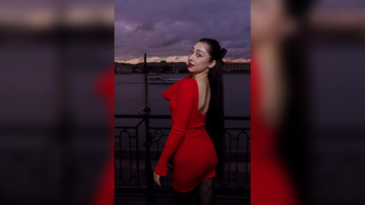 Webcam chat profile for AlsuGwen: Legs, feet & shoes