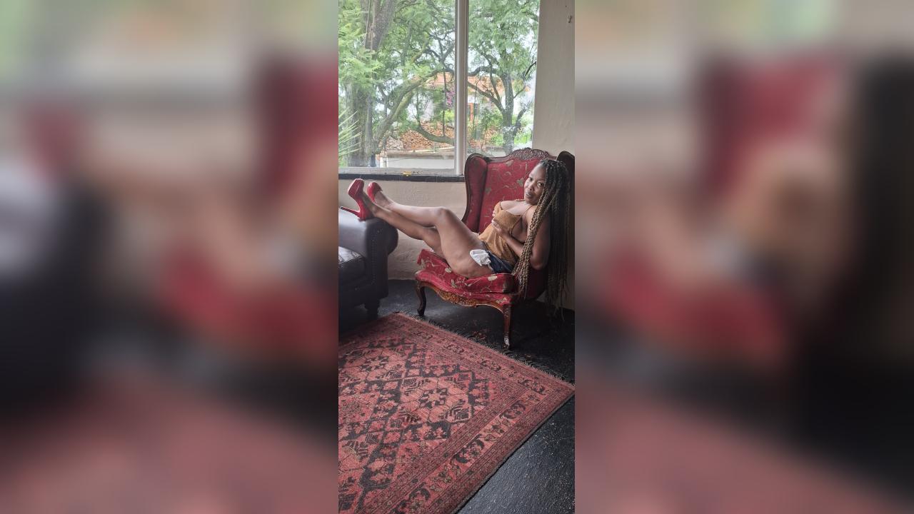 Webcam chat profile for Africanassclap: Legs, feet & shoes