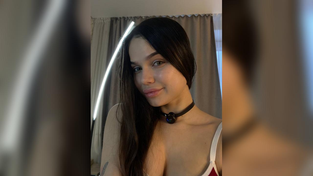 Webcam chat profile for MiaWolf