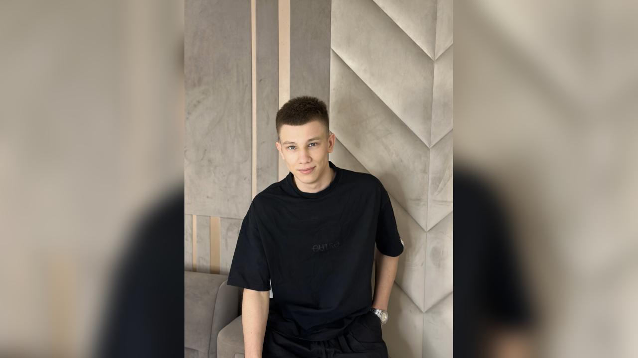 Webcam chat profile for FelixL94: Legs, feet & shoes