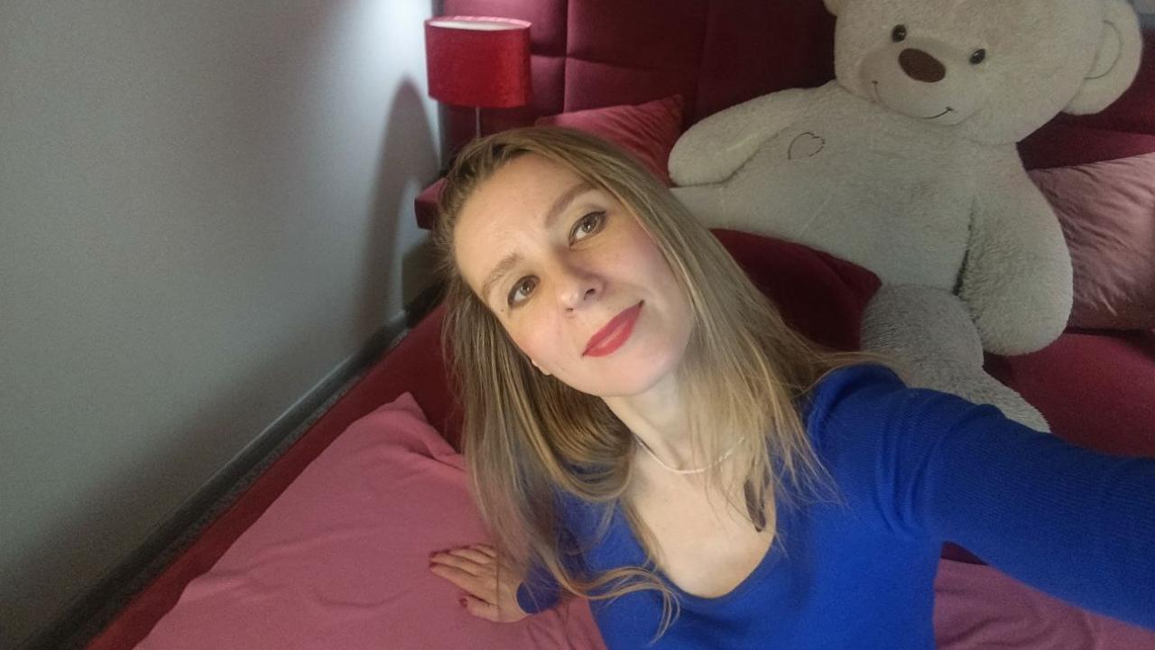 Webcam chat profile for IdaMoon: Kissing