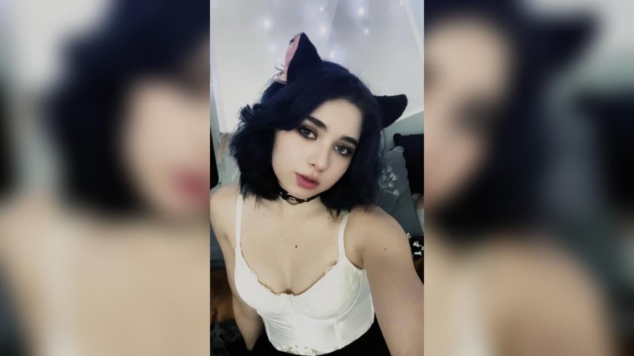 Webcam chat profile for Rietel: Piercings & tattoos