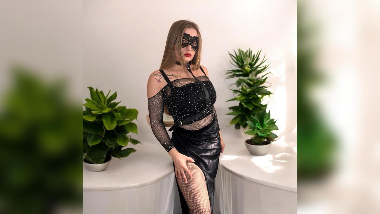 Webcam chat profile for BeautyCherries8: Bondage & discipline
