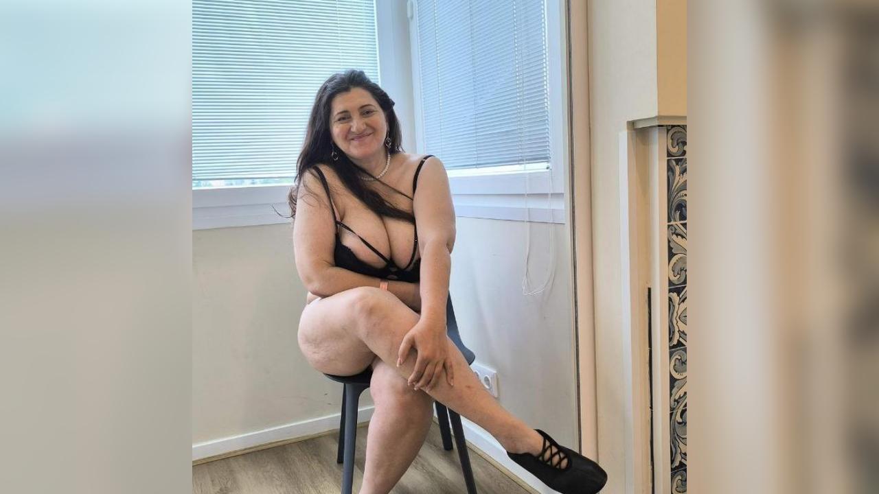 Webcam chat profile for SophiaBliss: Nipple play