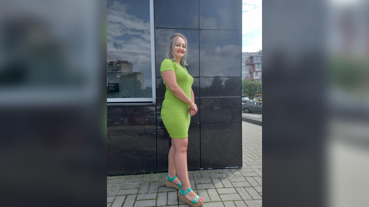 Webcam chat profile for AlessaShy: Strip-tease