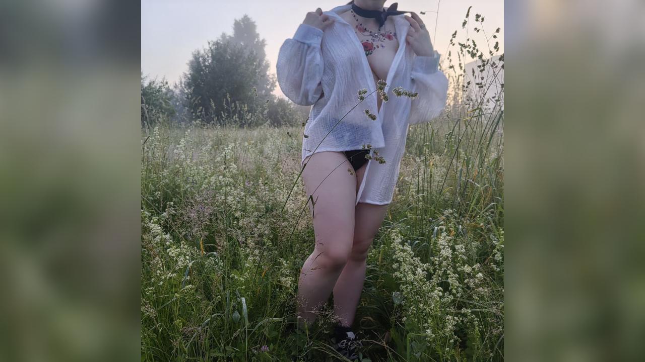 Webcam chat profile for Dibelle: Legs, feet & shoes