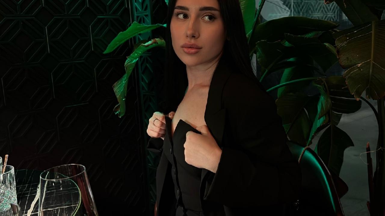 Webcam chat profile for XCuteXbunny: Legs, feet & shoes