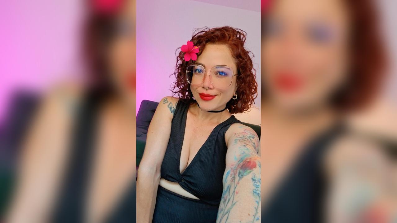 Webcam chat profile for MaddiRoses: Kissing