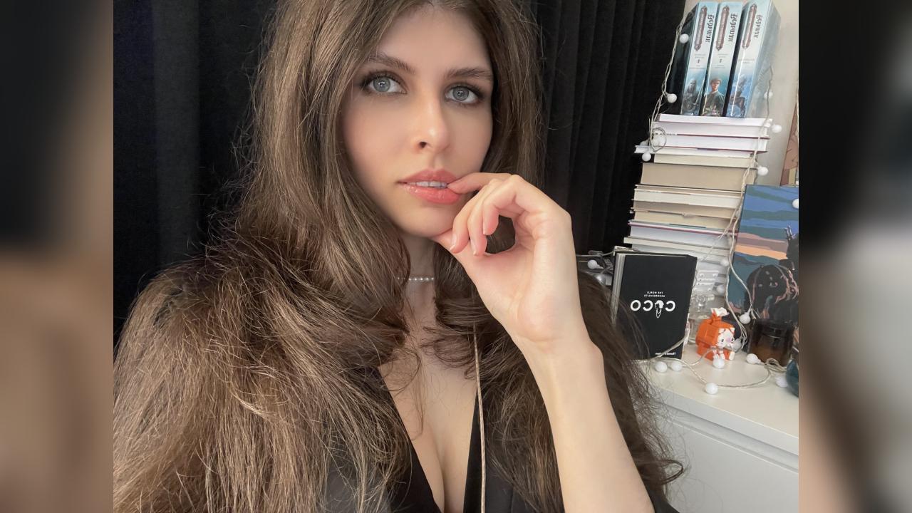 Webcam chat profile for Yennefer: Dancing
