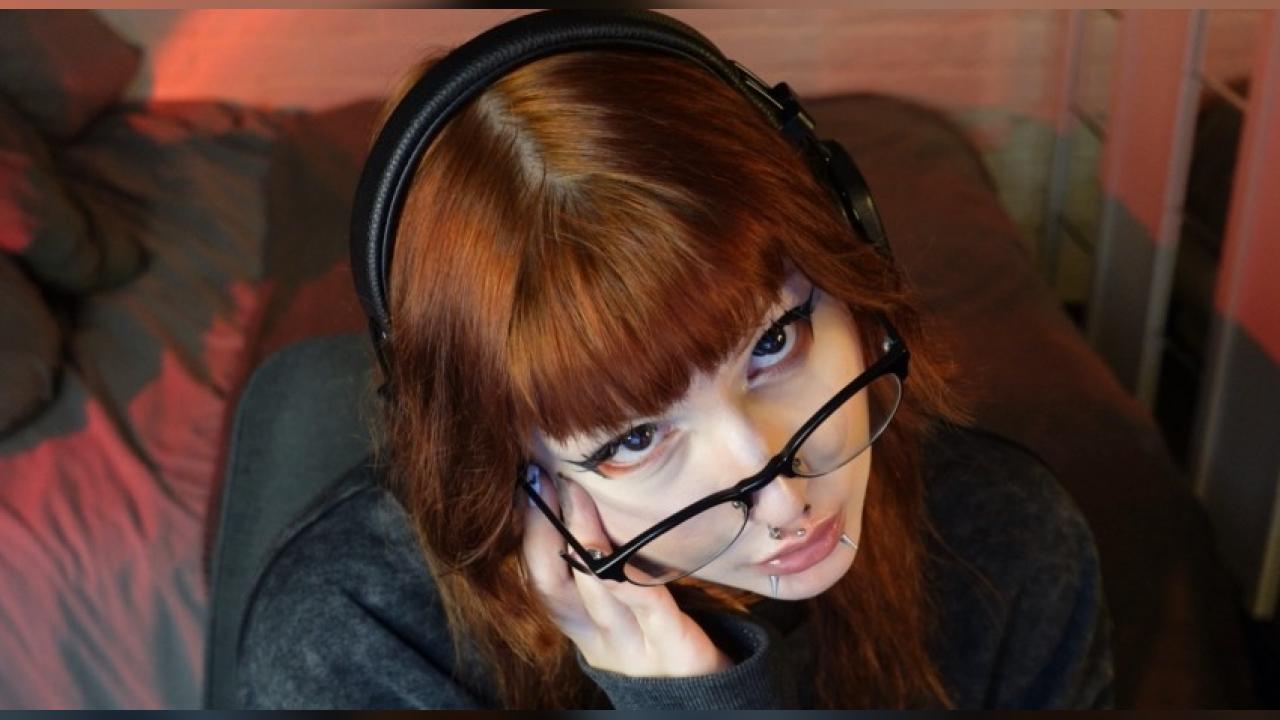 Webcam chat profile for MiaYui: Legs, feet & shoes
