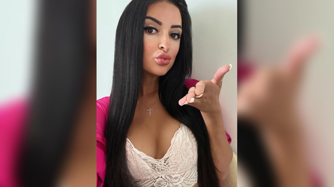 Webcam chat profile for OnlyForLovee: Outfits