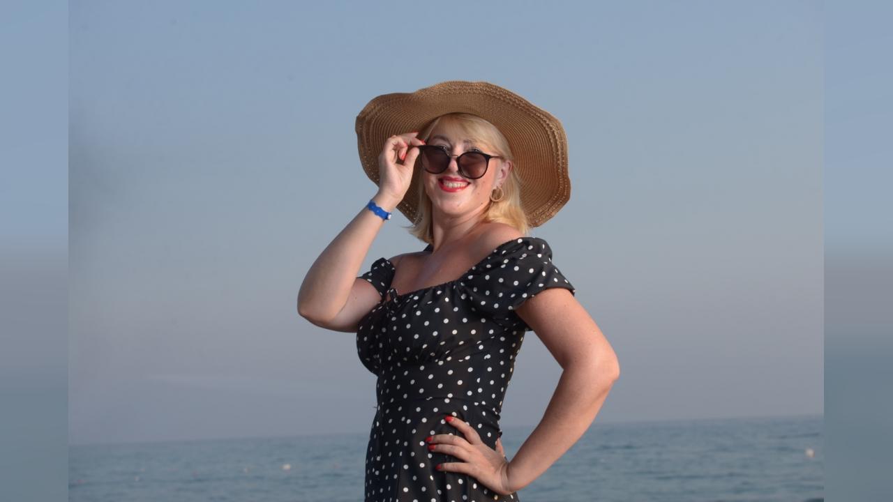 Webcam chat profile for MyAngelShy: Legs, feet & shoes