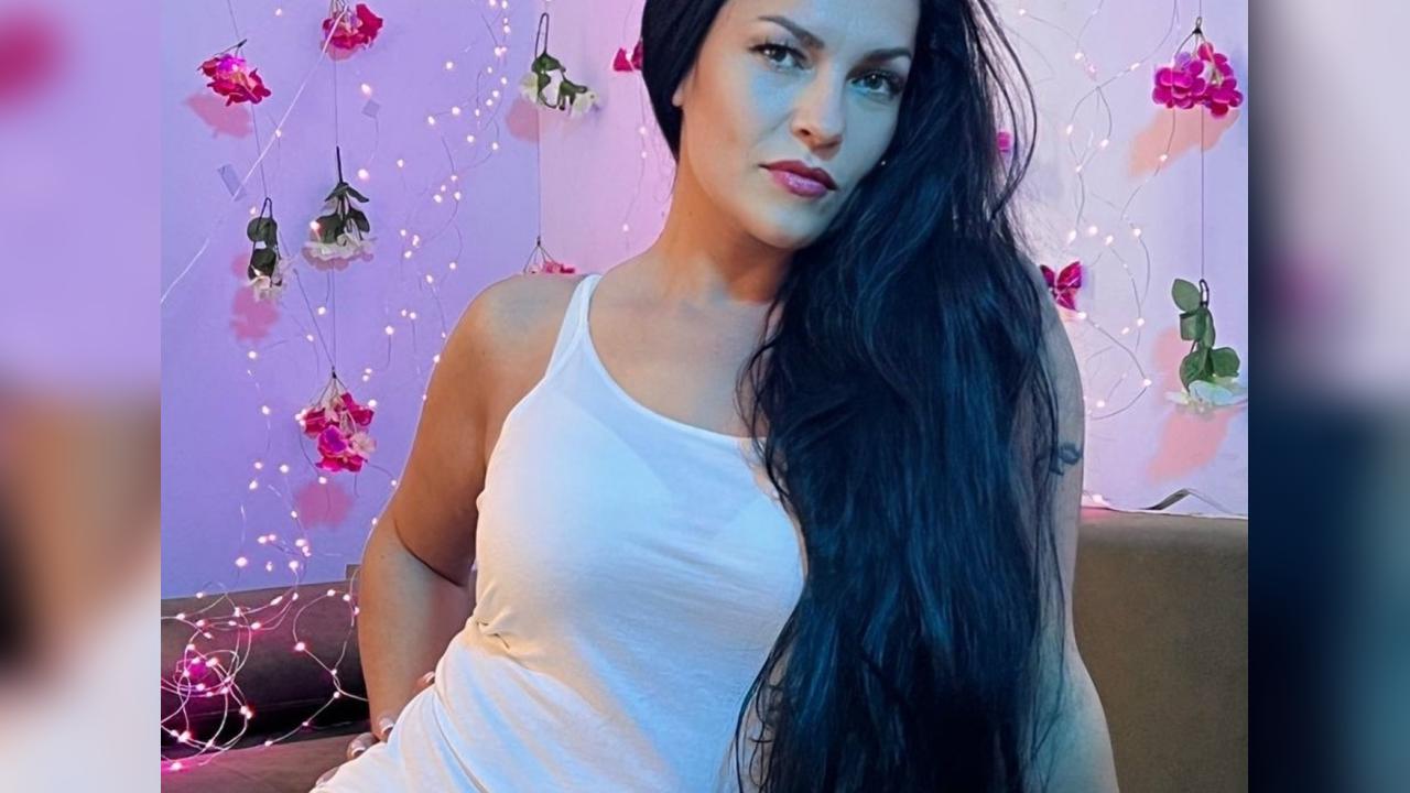 Webcam chat profile for MonikaSweets: Kissing