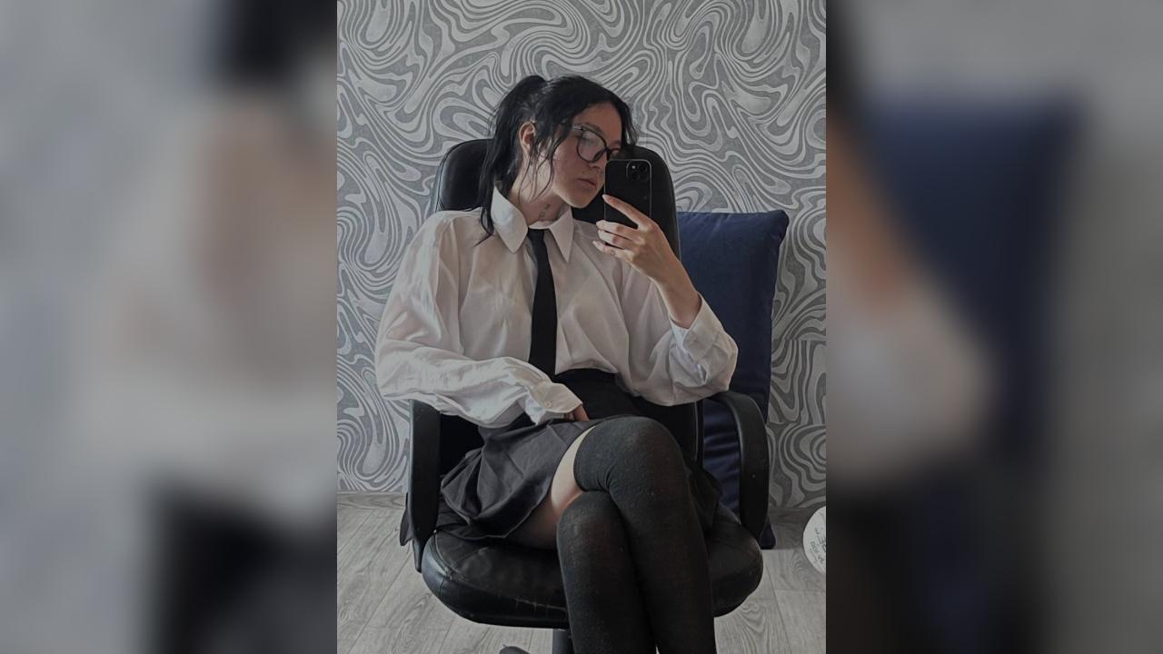 Webcam chat profile for AliceShine: Ask about my Hobbies