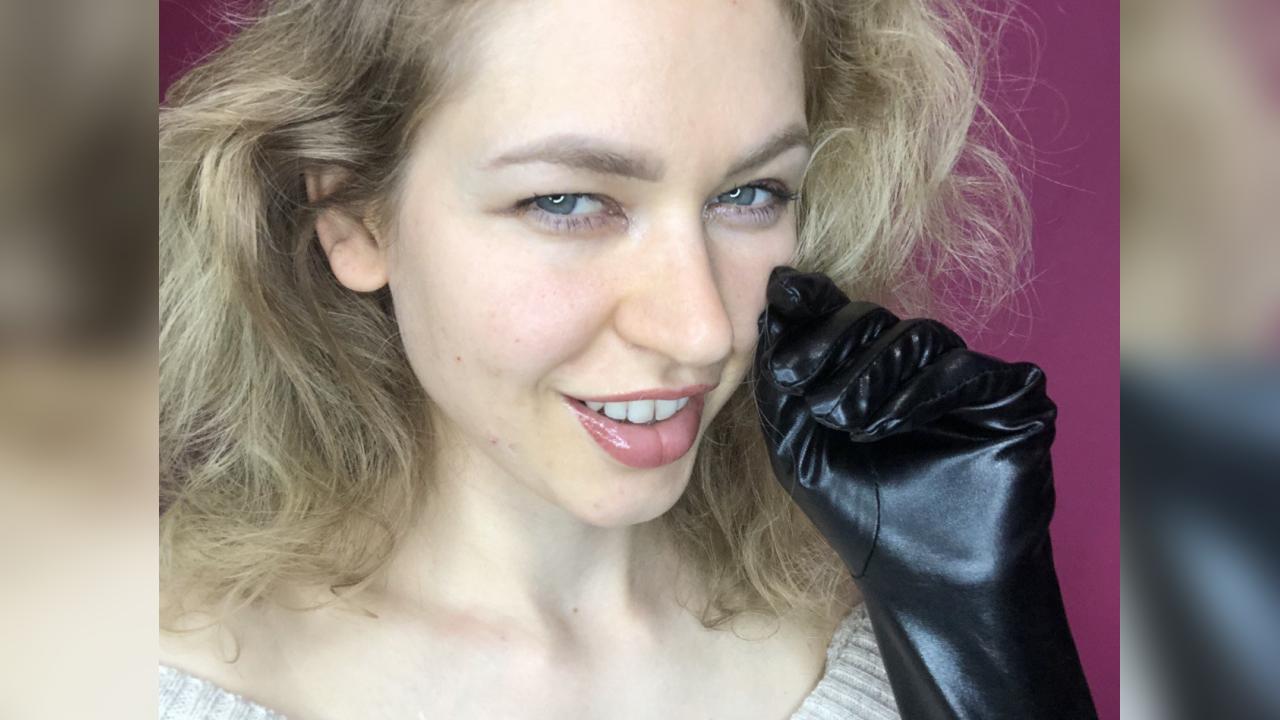 Webcam chat profile for TinnyDomi: Bondage & discipline