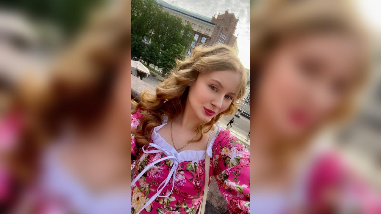 Webcam chat profile for LadyRed1919