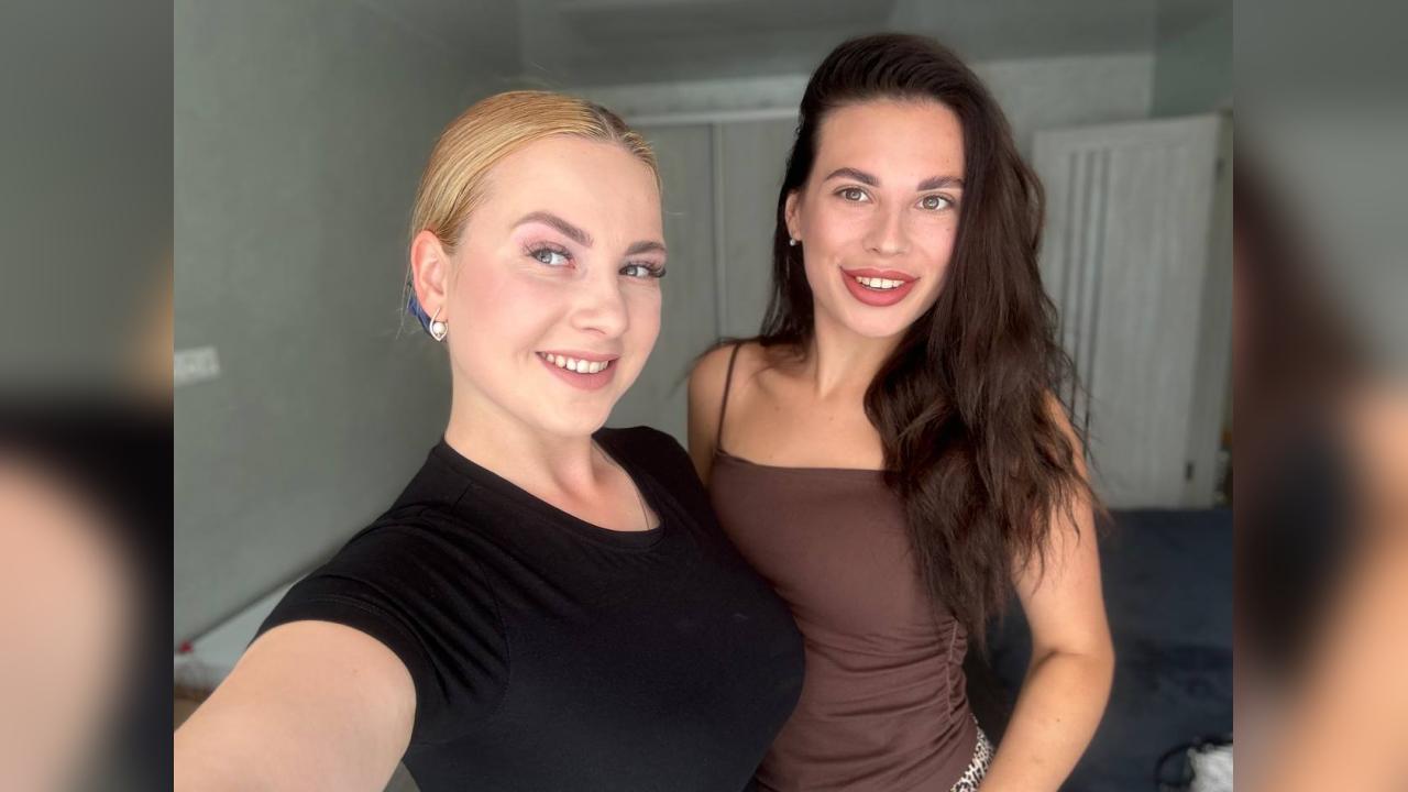 Webcam chat profile for GlossyTwins: Exhibition