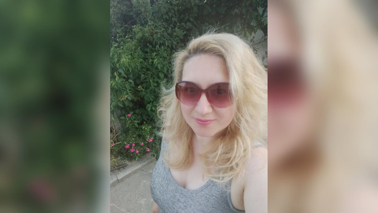 Webcam chat profile for BlondeAmalia: Legs, feet & shoes