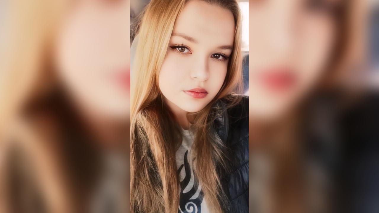 Webcam chat profile for HoneyBee: Ask about my Hobbies