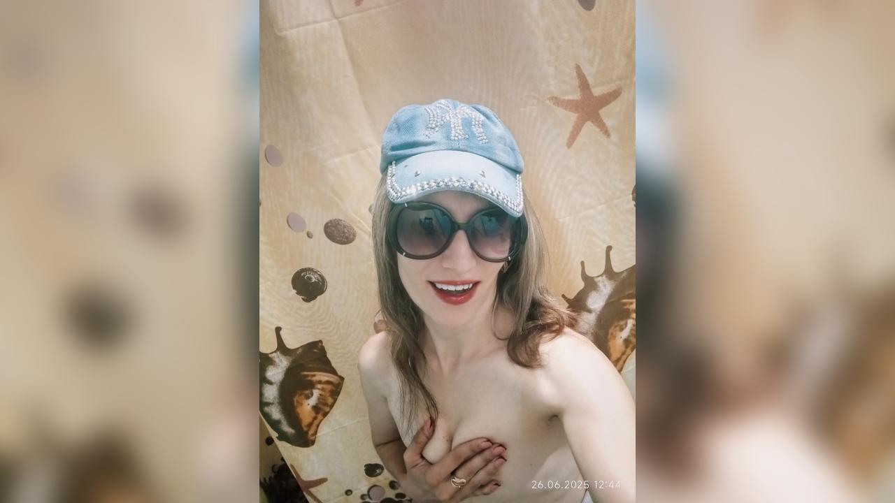 Webcam chat profile for Honey0Bunny3000: Legs, feet & shoes