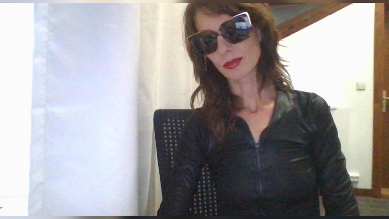Webcam chat profile for Dyannis: Exhibition