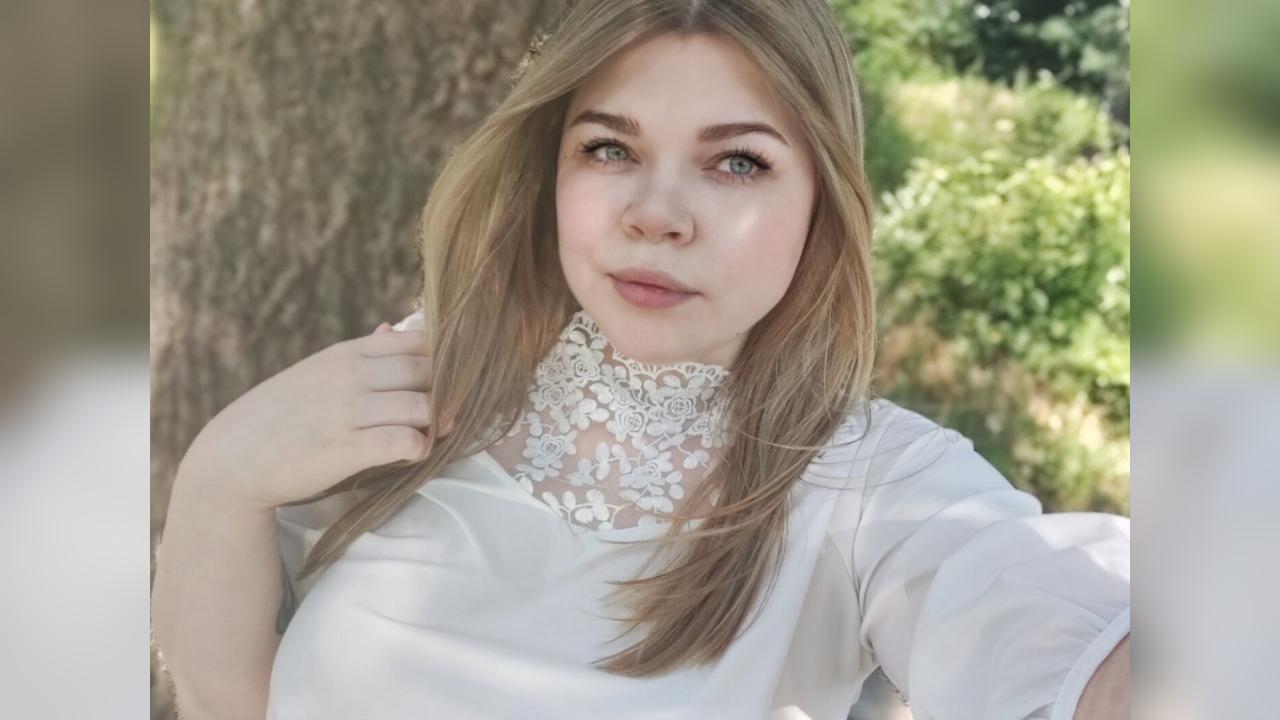 Webcam chat profile for IrRenka: Ask about my Hobbies