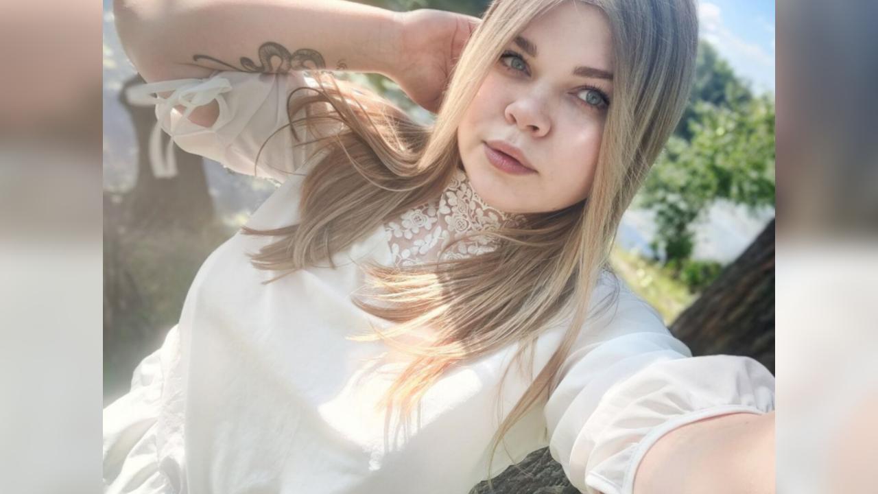 Webcam chat profile for IrRenka: Ask about my Hobbies