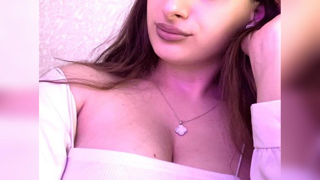 Webcam chat profile for PssJasmine: Legs, feet & shoes
