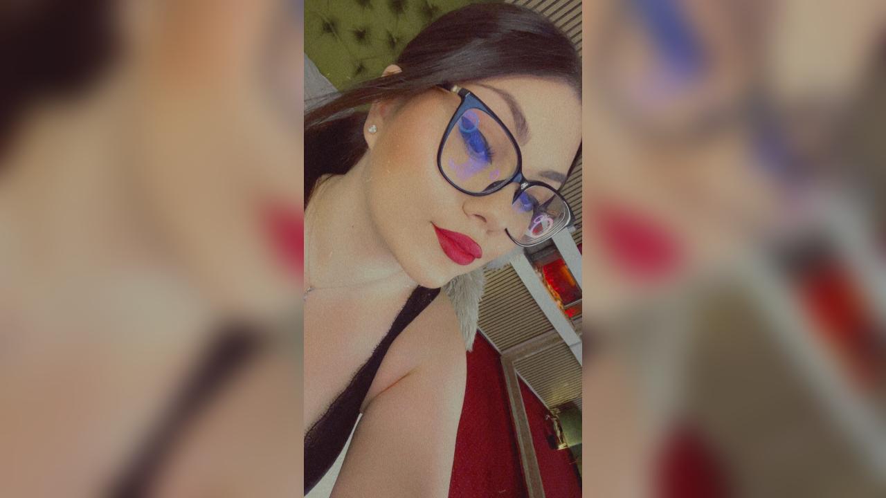 Webcam chat profile for OliviaNoir: Legs, feet & shoes