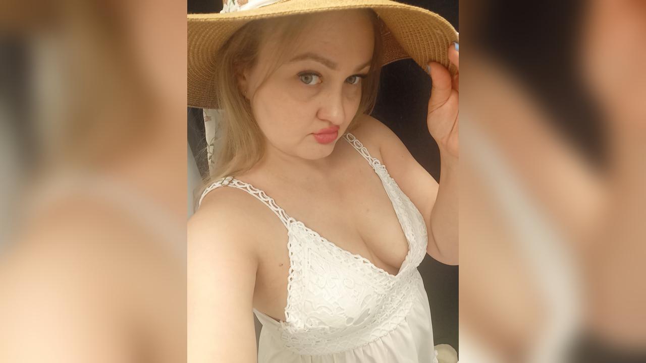 Webcam chat profile for AlessaShy: Strip-tease