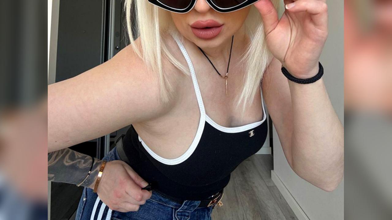 Webcam chat profile for LovesFoxie: Legs, feet & shoes